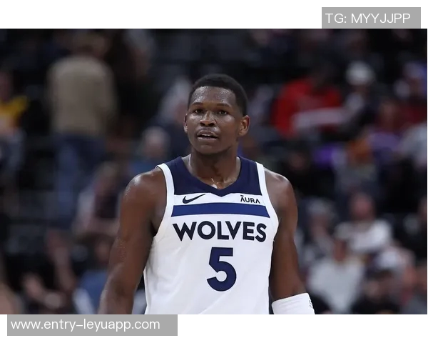 爱德华兹上半场表现分析5中3罚球全中贡献12分失误频繁正负值惨淡