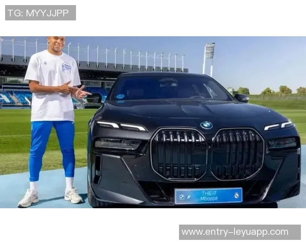 姆巴佩巴黎街头驾车现身年薪1280万镑却开35万座驾