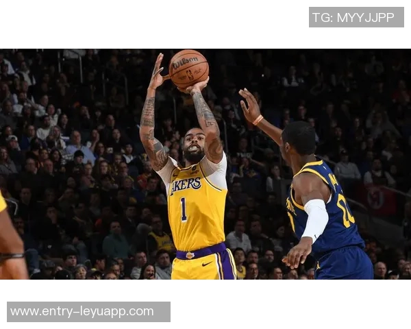 小哈达威半场表现出色6投5中三分命中率高达75正负值高达20分 小哈达威半场表现出色6投5中三分命中率高达75正负值高达20分